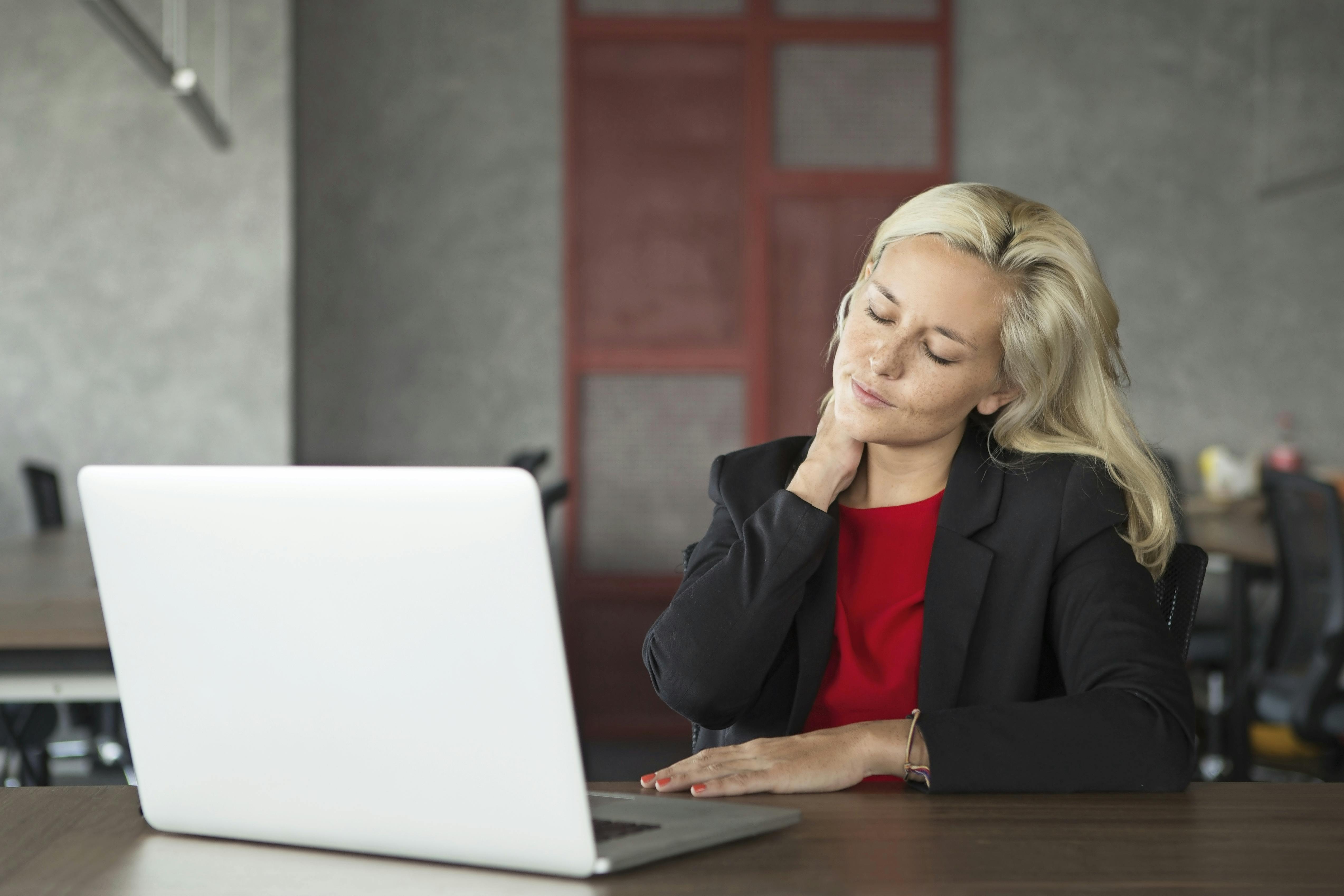 Kvinde sidder træt ved computeren